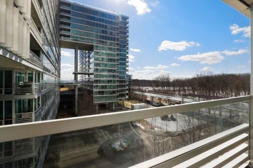 9725 Woods Dr, Skokie IL  60077-4441 exterior
