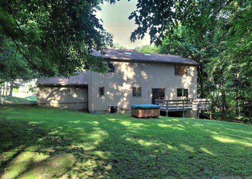17 Princeton Dr, Huntington, CT 06484-5125
