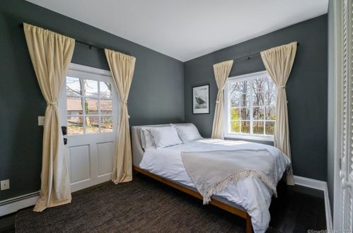 4 Jarvis St, Norwalk CT  06851-2824 exterior