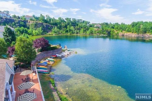 15 Magnolia Way, Paterson NJ  07508-3106 exterior