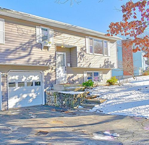 85 Woodhaven St, Waterbury, CT 06708-2305