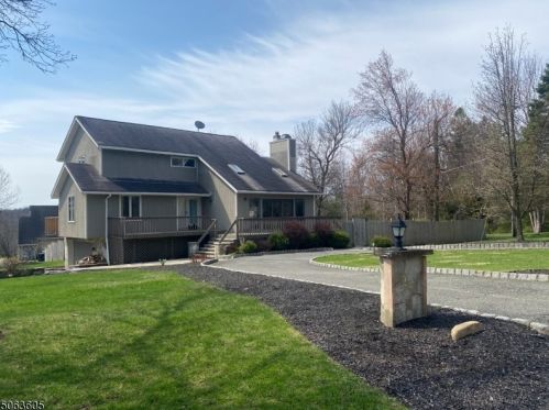 1 Elizabeth Ln, Andover, NJ 07821-3513