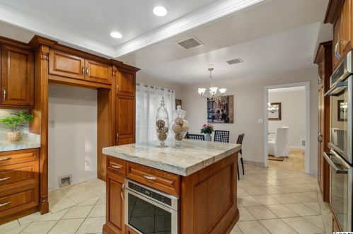 2520 Flintridge Dr, Glendale CA  91206-1033 exterior