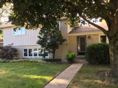10300 Terry Dr, Palos Hills, IL 60465-2047