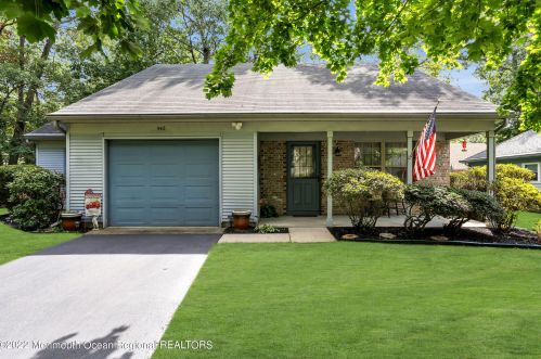 542 Petunia Ln, Lakehurst, NJ 08759-4318
