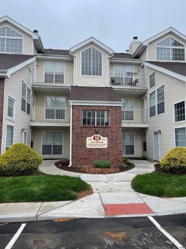 215 Carriage Crossing Ln, Middletown CT  06457-5862 exterior