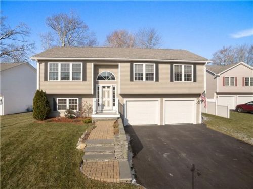 41 Mckay Ct, Warwick, RI 02889-3293
