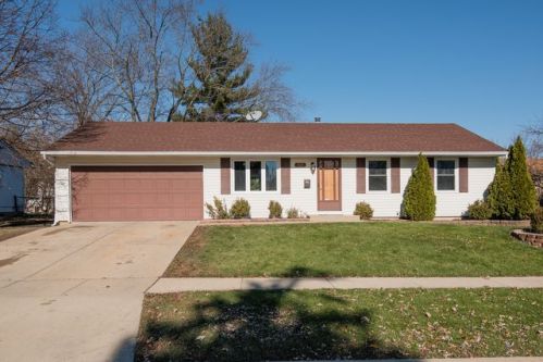 1687 Green Meadows Blvd, Streamwood, IL 60107-1834