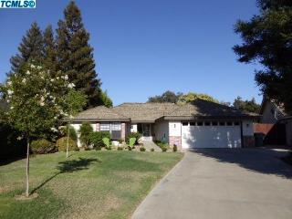 736 Kent St, Visalia, CA 93291-7844