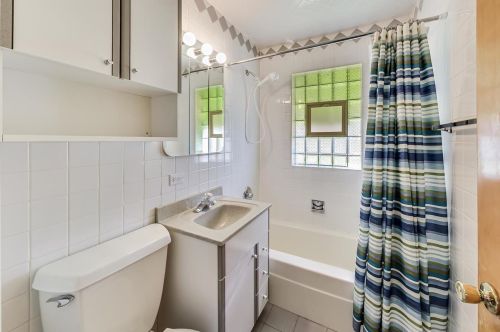 7049 Keeney St, Niles IL  60714-3037 exterior