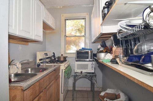 28 Pumgansett St, Providence, RI 02908-2514