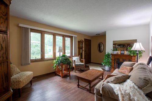 326 Meadow Woods Dr, Mankato, MN 56001-8959