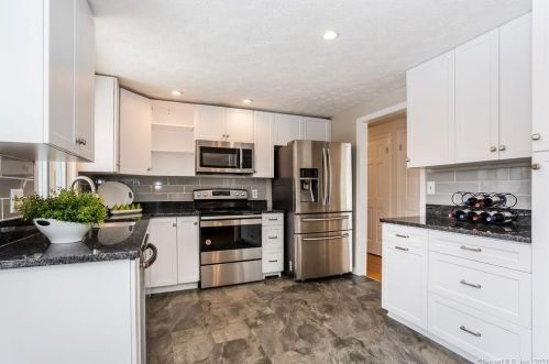 12 Raspberry Ln, Ellington, CT 06029-2517