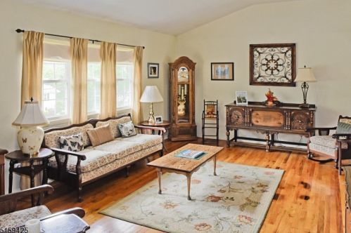 11 Iris Ln, Dover, NJ 07869-1503