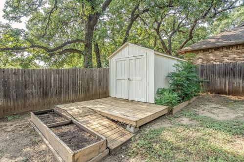 7025 Lincoln Dr, Fort Worth TX  76182-7663 exterior