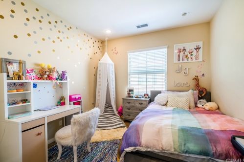 54 Rembrandt, Irvine CA  92620-7314 exterior
