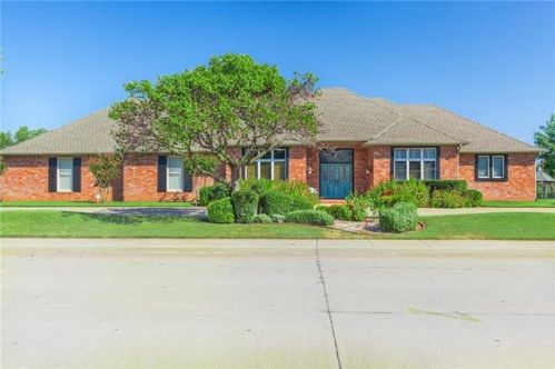 501 Country Club Dr, Edmond, OK 73025-2738