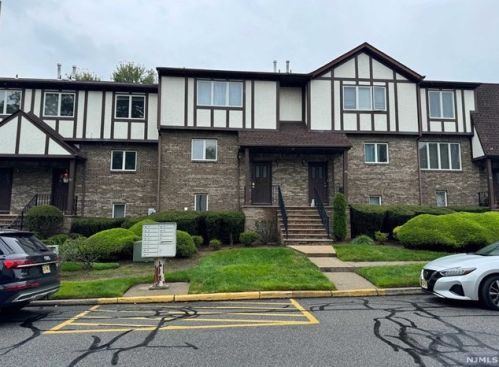 43 Canterbury Ln, N Milford, NJ 07646-3260