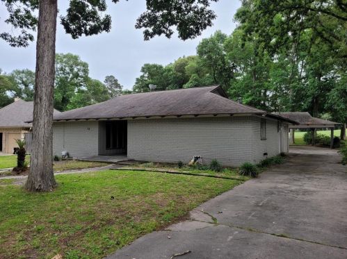 24 Greentree Ln, Conroe TX  77304-1117 exterior