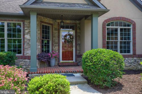 2198 Lois Ln, Lancaster, PA 17601-5754