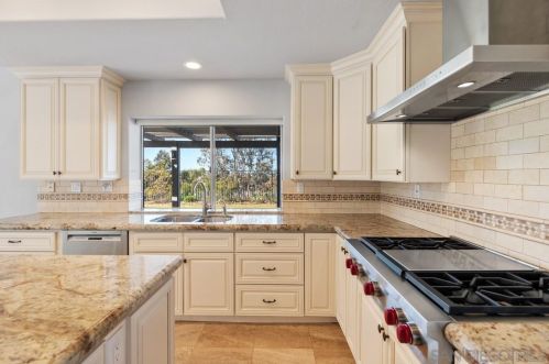 1597 Parkview Dr, Vista CA  92081-8750 exterior