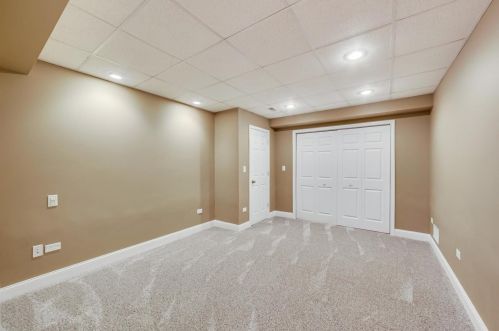 8901 Maple Ave, Willowbrook IL 60527-6469 exterior