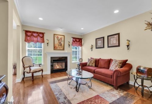 5 Willow Ct, Clinton, NJ 08809-2608