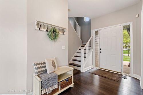 606 Oak Crest Dr, North Aurora, IL 60542-9007