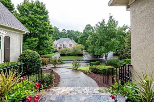 5565 Stoneleigh Dr, Suwanee, GA 30024-5327