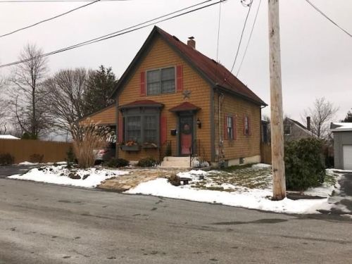 15 Carpenter St, Tiverton, RI 02878-1011