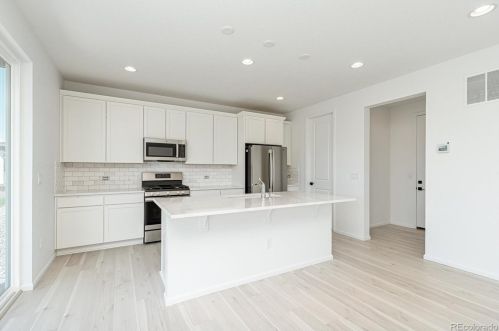 27820 10th Dr, Aurora CO 80018 exterior