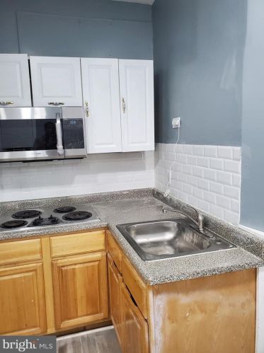 2423 10th St, Philadelphia PA  19133-1614 exterior