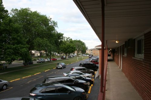 135 Dover Dr, Des Plaines IL  60018-1261 exterior