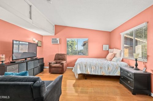 2512 Rockdell St, Glendale CA 91214-2221 exterior