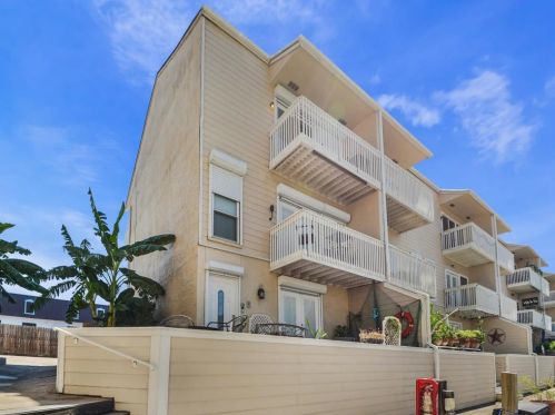 4749 Nasa Pkwy, Taylor Lake Village, TX 77586-5441