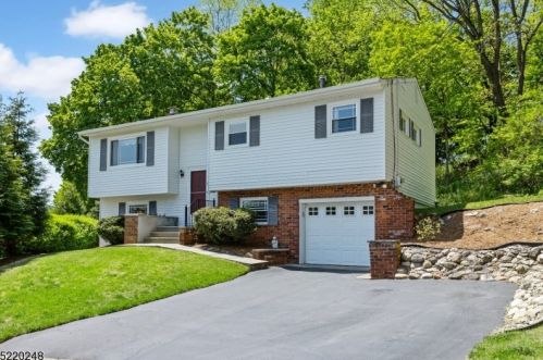 7 Jay Ct, Hackettstown, NJ 07840-2505