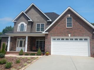 1189 Waterford Dr, Hickory, NC 28602-8979