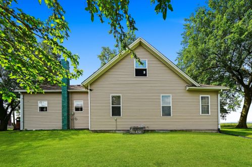 561 9500e Rd, Momence, IL 60954-3407