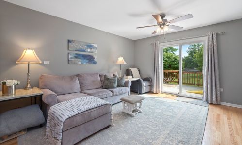 911 Cumberland Ct, Carol Stream IL  60188-9070 exterior