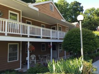55 Hidden Knolls Cir, Upper Stepney, CT 06468-2722