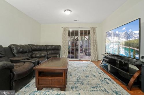10121 Schoolhouse Woods Ct, Springfield VA  22015-2725 exterior