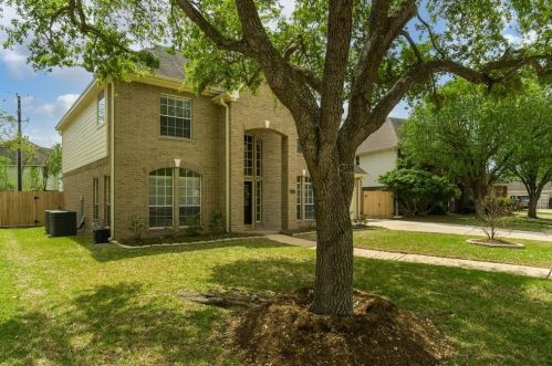 2645 Lakeway Dr, Taylor Lake Village, TX 77586-1588