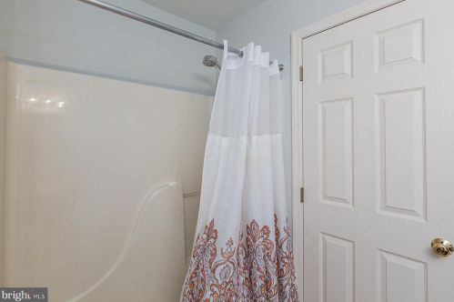 673 Royal Vw Dr, Lancaster PA  17601-2873 exterior