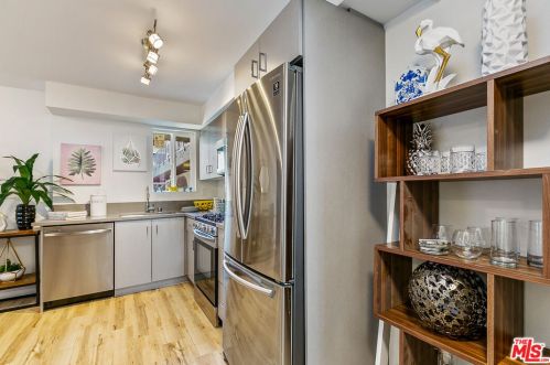 6640 Woodley Ave, Van Nuys CA  91406-5912 exterior