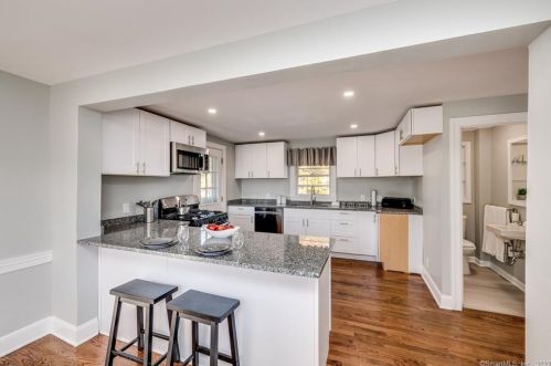 188 Mountain Rd, Waterbury, CT 06706-2817