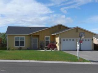 8002 Hope Ln, Yakima, WA 98903-9696