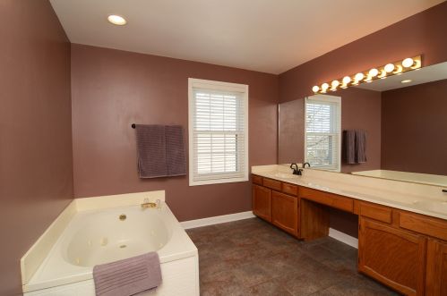 1198 Knollwood Dr, Carol Stream IL  60188-2943 exterior