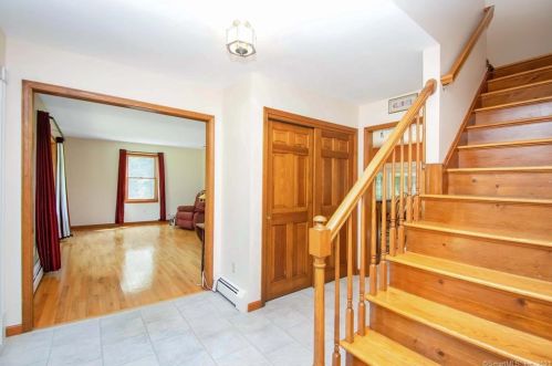 25 Sleepy Hollow Dr, Upper Stepney, CT 06468-1631