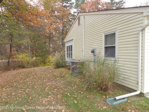5 Chestnut Ave, Lakehurst, NJ 08759-2321