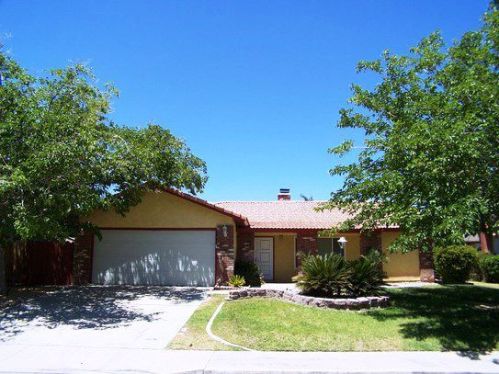 527 Suzanne St, Ridgecrest, CA 93555-4926